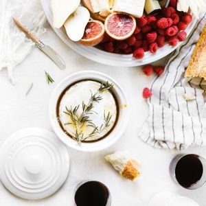 LE CREUSET STONEWARE CAMEMBERT BAKER // WHITE